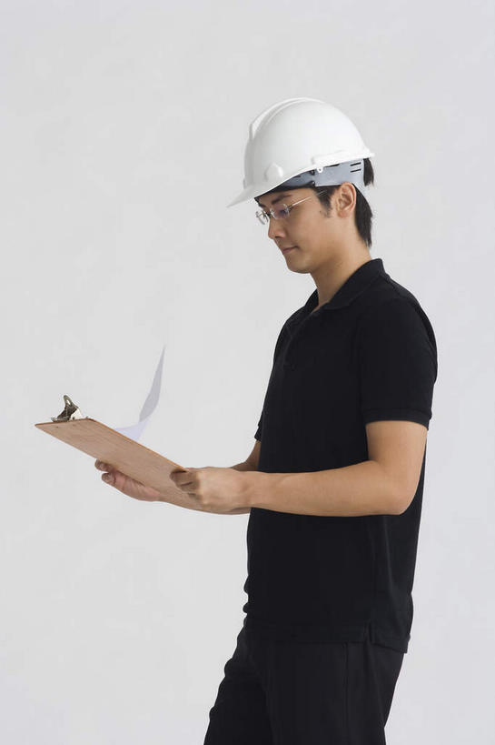 东方人,一个人,建筑师,竖图,室内,白天,正面,阅读,报纸,帽子,亚洲,仅一个男性,仅一个人,握,学习,拿,拿着,注视,黄种人,仅一个年轻男性,看,浏览,握着,关注,贝雷帽,男人,男性,年轻男性,亚洲人,半身,彩图