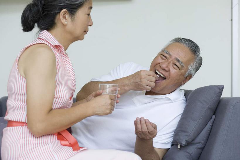 东方人,两个人,夫妻,家,躺,横图,室内,白天,侧面,爱情,安全,沙发,亚洲,药剂,药丸,房屋,屋子,防护,浪漫,黄种人,药片,楼房,住宅,药品,恩爱,治疗,护理,恋人,保护,照顾,药物,医疗,保险,预防,关照,布艺沙发,照应,帮衬,赐顾,卧着,平安,男人,男性,女人,女性,中年男性,中年女性,亚洲人,夫妇,情侣,躺着,卧,半身,彩图,房子,伴侣