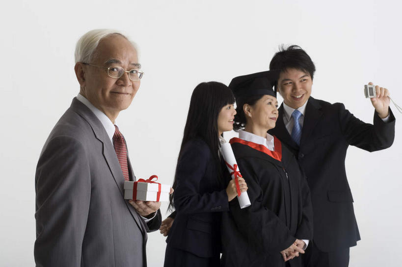 东方人,四个人,家庭,夫妻,祖母,祖父,商务人士,商务男性,商务女性,站,笑,微笑,露齿笑,横图,室内,白天,正面,衬衫,爱情,礼盒,礼物,亚洲,握,套装,纸盒,浪漫,拿,拿着,黄种人,盒子,包装盒,礼品盒,站着,温暖,温馨,一家人,恩爱,握着,恋人,礼品,奶奶,爷爷,祖孙,和睦,商务装,工薪阶层,外婆,外孙女,外祖母,外公,外祖父,外孙,外孙子,男人,男性,女人,女性,中年男性,中年女性,亚洲人,夫妇,情侣,孙女,孙子,白领,上班族,站立,半身,彩图,衬衣,伴侣,融洽