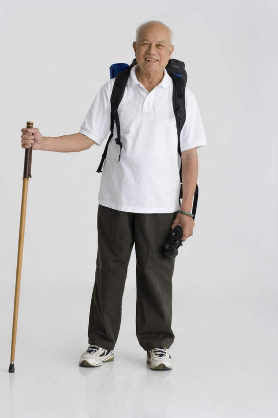 东方人,一个人,站,笑,微笑,露齿笑,竖图,室内,白天,正面,亚洲,仅一个男性,仅一个人,灰色背景,包,书包,黄种人,背包,站着,仅一个老年男性,老年男性,男人,男性,亚洲人,站立,彩图,全身,观光,旅行,游览,双肩包