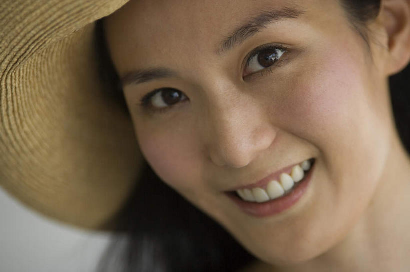 东方人,脸,头,脸颊,一个人,笑,大笑,横图,室内,特写,白天,正面,兴奋,帽子,亚洲,仅一个年轻女性,仅一个女性,仅一个人,草帽,黄种人,张嘴,张大嘴巴,哈哈大笑,年轻女性,女人,女性,亚洲人,头部,脸部,脸蛋,面部,张开嘴,半身,彩图,高兴,狂笑