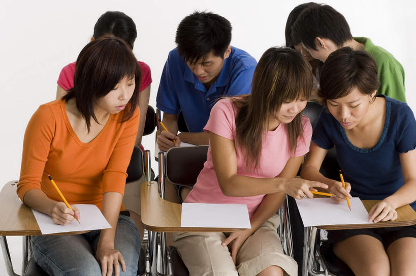 东方人,伙伴,朋友,坐,说,横图,俯视,室内,白天,白色背景,讨论,友谊,桌子,椅子,亚洲,握,服装,笔,纸,木椅,办公用品,许多人,拿,拿着,注视,休闲装,黄种人,书桌,文具,衣服,课桌,学习用品,观察,看,一群人,休闲,同学,休闲服,握着,摄影,服饰,影棚,观看,试卷,文具用品,察看,考试,校友,关注,测验,考卷,考察,作弊,同窗,学友,评比,交流,友情,男人,男性,年轻男性,年轻女性,女人,女性,亚洲人,沟通,讲话,交谈,商讨,说话,谈话,坐着,半身,彩图,高角度拍摄,影棚拍摄,拍摄,做弊