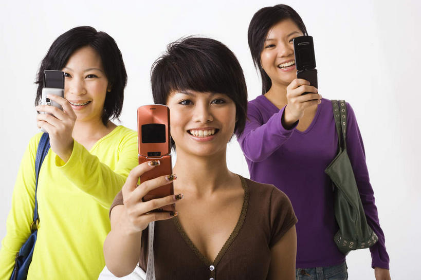 东方人,三个人,伙伴,朋友,站,举,笑,打电话,微笑,露齿笑,横图,室内,白天,正面,友谊,电话,手机,亚洲,服装,包,皮包,休闲装,黄种人,通讯设备,拍照,衣服,托,站着,两只,休闲,休闲服,摄影,服饰,单肩包,三部,交流,友情,女人,女性,中年女性,亚洲人,沟通,举起,举手,举着,通话,向上举,向上伸,向上托,站立,半身,彩图,照相