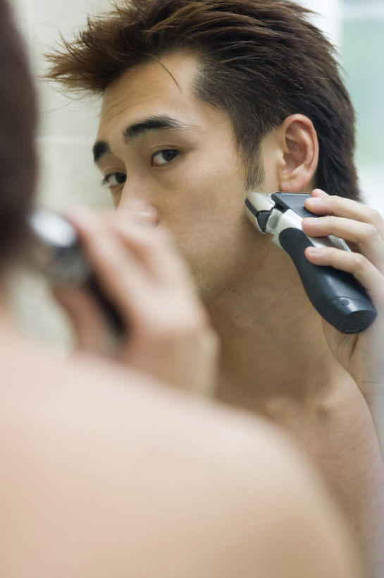 东方人,一个人,竖图,室内,特写,白天,侧面,镜子,亚洲,仅一个男性,仅一个人,握,朦胧,模糊,剃须刀,拿,拿着,注视,黄种人,干净,裸露,仅一个年轻男性,观察,看,清洁,护理,握着,观看,镜像,察看,家电,家用电器,镜面,关注,剃须,裸,电动剃须刀,洁净,仪容,仪表,男人,男性,年轻男性,亚洲人,半身,彩图,小家电