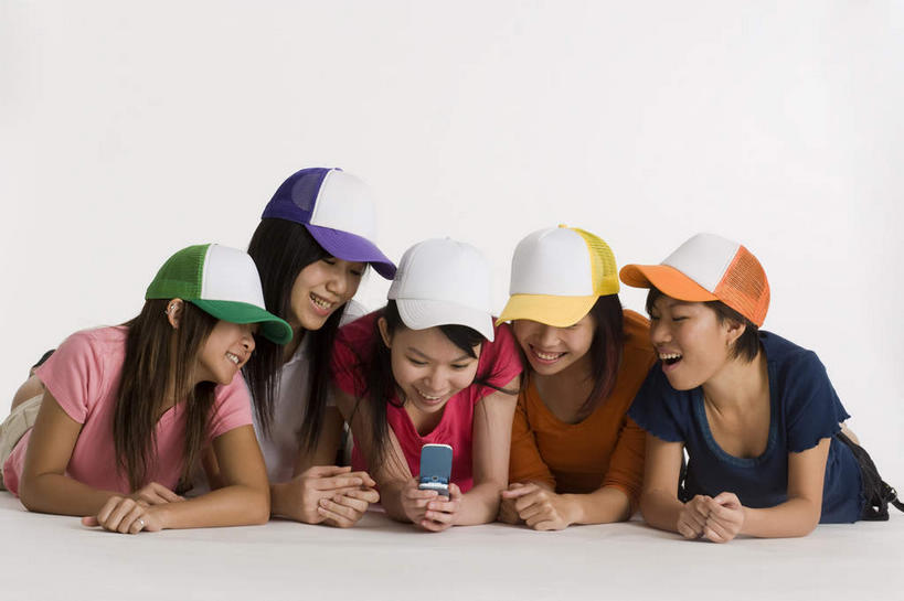 东方人,伙伴,朋友,笑,打电话,微笑,露齿笑,横图,室内,白天,正面,友谊,电话,帽子,手机,亚洲,一排,服装,整齐,许多人,注视,休闲装,黄种人,通讯设备,运动帽,排列,衣服,观察,看,趴着,一群人,休闲,休闲服,鸭舌帽,服饰,观看,察看,队列,关注,五顶,交流,友情,年轻女性,女人,女性,亚洲人,沟通,趴,通话,彩图,全身