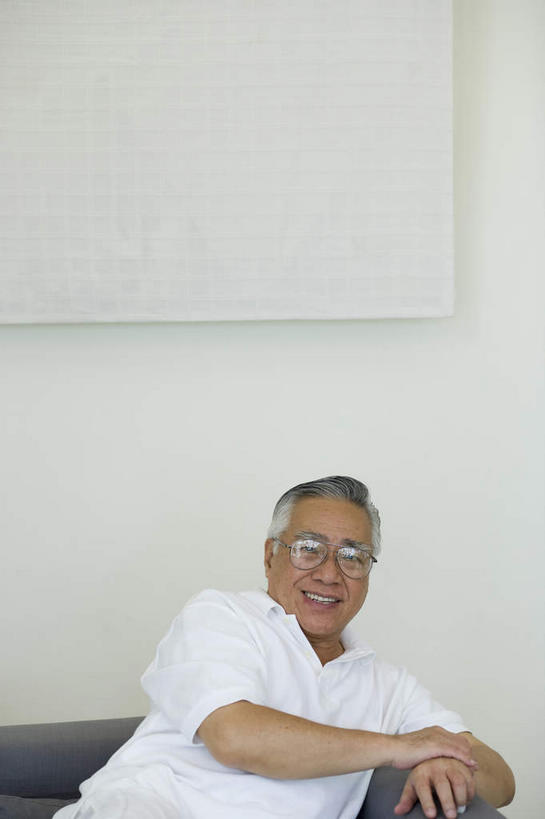 东方人,一个人,坐,笑,微笑,露齿笑,竖图,室内,白天,正面,沙发,亚洲,仅一个男性,仅一个人,一副,戴,眼镜,注视,黄种人,观察,看,仅一个老年男性,搭,观看,老花镜,戴着,察看,搭着,关注,布艺沙发,远视眼镜,老年男性,男人,男性,亚洲人,坐着,半身,彩图