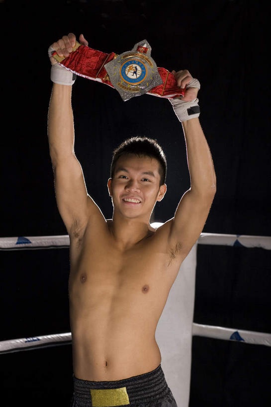 东方人,一个人,运动员,栏杆,举,竖图,室内,白天,正面,锻炼,成功,胜利,运动,亚洲,仅一个男性,仅一个人,握,纱布,围栏,拿,拿着,黄种人,护栏,裸露,仅一个年轻男性,托,光彩,治疗,握着,固定,医疗,奖牌,裸,荣誉,拳击场,奖品,荣耀,止血,光荣,体育,男人,男性,年轻男性,亚洲人,绷带,体育运动员,运动选手,举起,举手,举着,向上举,向上伸,向上托,半身,彩图,健身