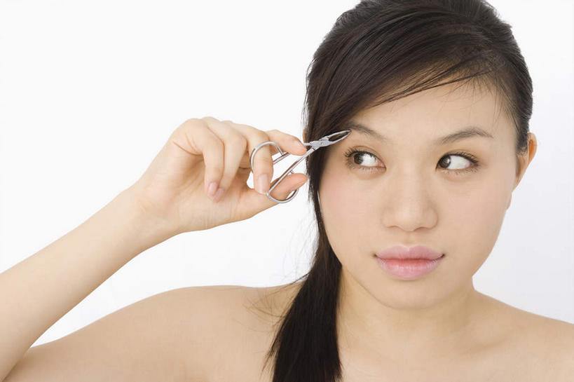 东方人,脸,头,脸颊,脖子,手,一个人,站,举,横图,室内,特写,白天,正面,化妆,美容,亚洲,仅一个年轻女性,仅一个女性,仅一个人,护肤,握,阴影,反射,影子,拿,拿着,注视,黄种人,裸露,肩膀,观察,看,托,站着,保养,享受,休闲,手部,放松,握着,保健,观看,单手,察看,关注,裸,修眉,修眉刀,养颜,年轻女性,女人,女性,亚洲人,头部,脖,颈,颈部,脸部,脸蛋,面部,举起,举手,举着,向上举,向上伸,向上托,站立,半身,彩图