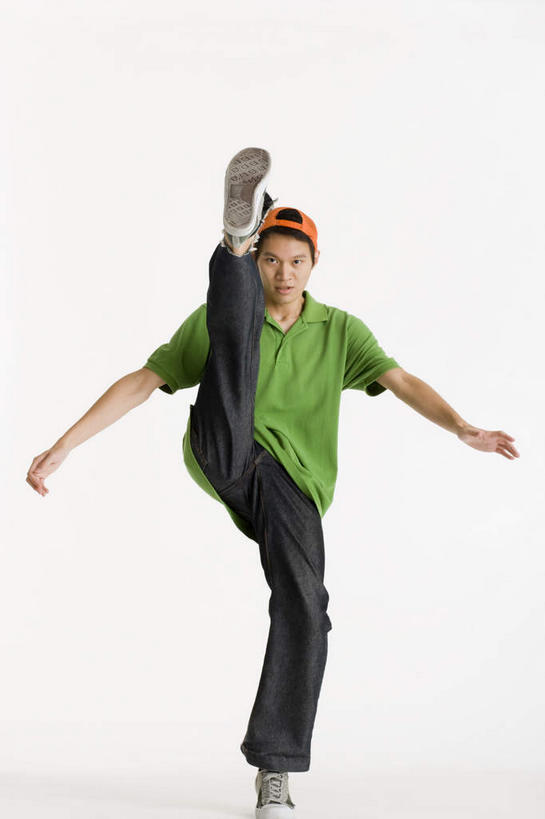 东方人,一个人,站,伸展双臂,竖图,室内,白天,正面,帽子,亚洲,仅一个男性,仅一个人,服装,注视,休闲装,黄种人,运动帽,仅一个年轻男性,衣服,绿色,黑色,观察,看,站着,休闲,休闲服,鸭舌帽,踢腿,服饰,观看,察看,关注,一顶,男人,男性,年轻男性,亚洲人,敞开双臂,伸开双臂,展开双肩,站立,张开手臂,张开双臂,彩图,全身