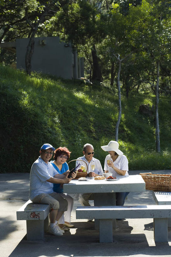 东方人,四个人,夫妻,伙伴,朋友,交叉,竖图,室外,白天,正面,爱情,友谊,草地,植物,桌面,桌子,竹子,帽子,椅子,亚洲,阴影,竹制,新鲜,编织,光线,草帽,篮子,墨镜,眼镜,影子,躺椅,大理石,浪漫,黄种人,运动帽,草,树,树木,绿色,阳光,自然,太阳镜,太阳眼镜,竹篮,石椅,鸭舌帽,遮阳镜,恩爱,恋人,生长,成长,青春,竹条,交织,竹制品,生命,和平,安详,大理石制品,穿插,冷色,友情,老年男性,老年女性,男人,男性,女人,女性,亚洲人,夫妇,情侣,彩图,全身,伴侣