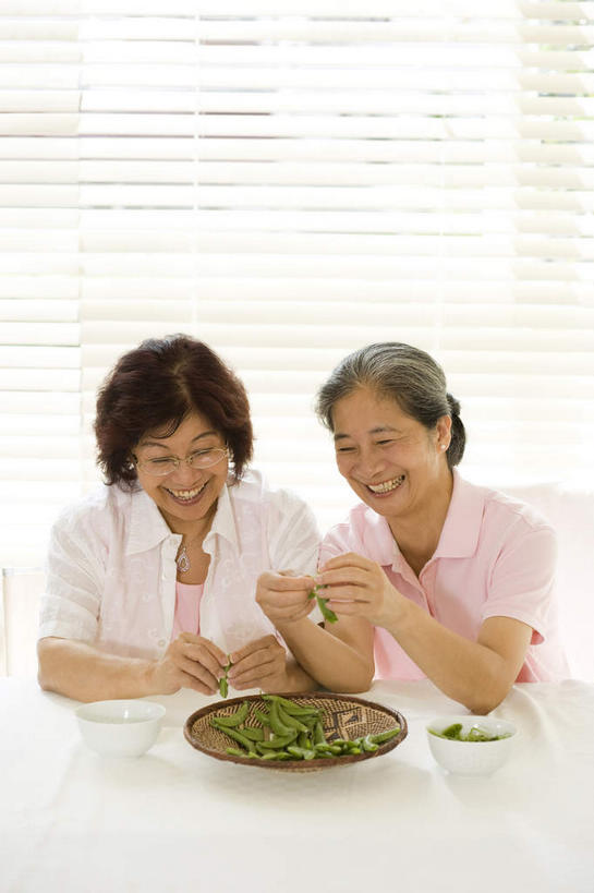 东方人,头发,两个人,伙伴,朋友,坐,笑,微笑,露齿笑,竖图,室内,白天,正面,友谊,植物,窗户,落地窗,项链,亚洲,阴影,服装,光线,眼镜,影子,陶瓷,百叶窗,豆类,豆子,豌豆,陶瓷制品,注视,休闲装,黄种人,荷兰豆,玻璃窗,装饰品,衣服,白色,容器,饰品,首饰,碗,观察,看,休闲,休闲服,剥开,服饰,观看,储藏,老花镜,察看,储存,关注,雪豆,豆科,大椒,辣虎,广椒,寒豆,毕豆,麻累,国豆,小寒豆,麦豌豆,鹤发,远视眼镜,百页窗,友情,老年女性,女人,女性,亚洲人,卷发,番椒,坐着,半身,彩图,贮存