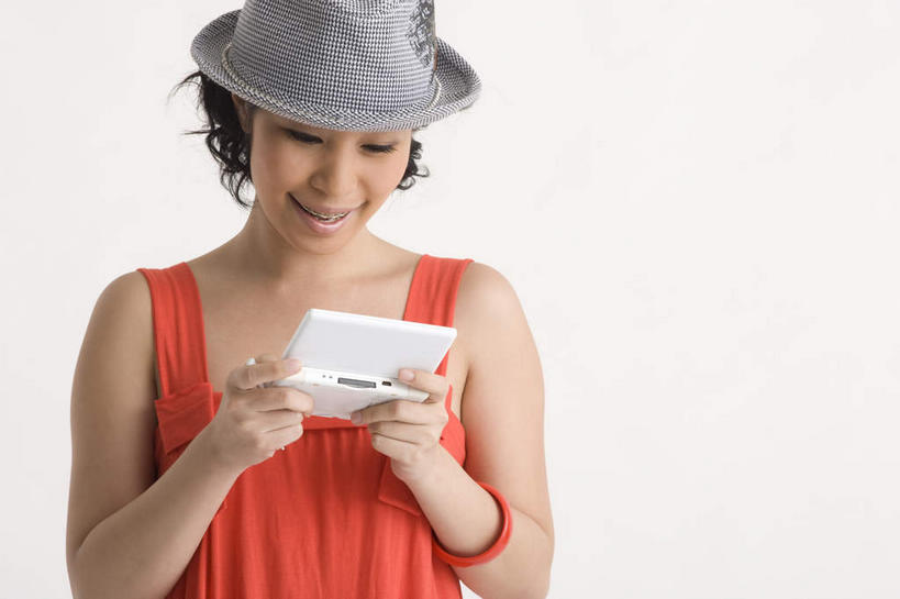 东方人,一个人,站,笑,微笑,露齿笑,横图,室内,白天,白色背景,正面,裙子,游戏,科技,帽子,亚洲,仅一个年轻女性,仅一个女性,仅一个人,握,连衣裙,拿,玩,拿着,注视,黄种人,娱乐,模型,遮阳帽,观察,看,站着,休闲,握着,摄影,游戏机,影棚,模具,观看,活动,察看,掌上游戏机,发泄,关注,消遣,智力,矫正,掌机,牙科,牙套,牙箍,便携式游戏机,手提游戏机,宣泄,校正,校准,牙饰,年轻女性,女人,女性,亚洲人,玩耍,嬉戏,站立,半身,彩图,影棚拍摄,拍摄