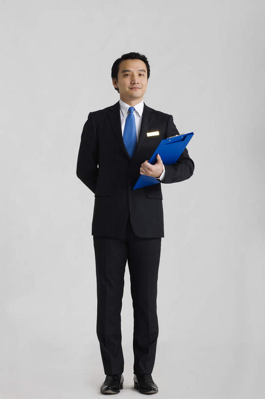 东方人,一个人,商务人士,商务男性,站,竖图,室内,白天,白色背景,正面,衬衫,亚洲,仅一个男性,仅一个人,握,套装,拿,拿着,注视,黄种人,仅一个年轻男性,观察,看,站着,握着,摄影,名牌,影棚,观看,写字板,察看,关注,商务装,工薪阶层,男人,男性,年轻男性,亚洲人,白领,上班族,站立,彩图,全身,影棚拍摄,衬衣,拍摄