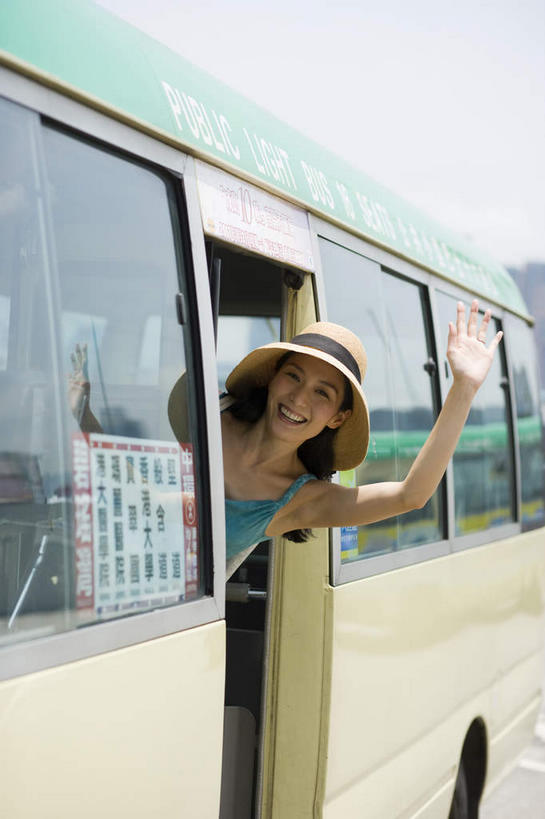 东方人,一个人,举,笑,微笑,露齿笑,竖图,室外,白天,正面,公共汽车,帽子,亚洲,仅一个年轻女性,仅一个女性,仅一个人,阴影,光线,草帽,影子,巴士,公交车,挥手,注视,黄种人,再见,车,蓝色,倒影,蓝天,天空,阳光,车窗,交通工具,天,观察,看,手势,托,招手,告别,观看,察看,倒映,关注,载具,摆动,离别,辞行,反照,年轻女性,女人,女性,亚洲人,举起,举手,举着,向上举,向上伸,向上托,半身,彩图