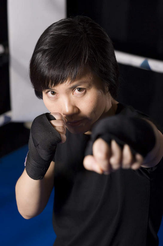 东方人,健壮,一个人,拳击手,站,竖图,俯视,室内,白天,锻炼,安全,比赛,运动,拳击,亚洲,仅一个年轻女性,仅一个女性,仅一个人,阴影,光线,纱布,影子,灯光,防护,拳击手套,黄种人,运动器械,手套,站着,健身器械,治疗,保护,固定,医疗,保险,健身器材,强健,拳击场,结实,挥拳,保全,周全,安稳,安定,防护手套,止血,硬朗,平安,体育,年轻女性,女人,女性,亚洲人,拳击家,拳击运动员,绷带,站立,半身,彩图,高角度拍摄,健身,运动器材