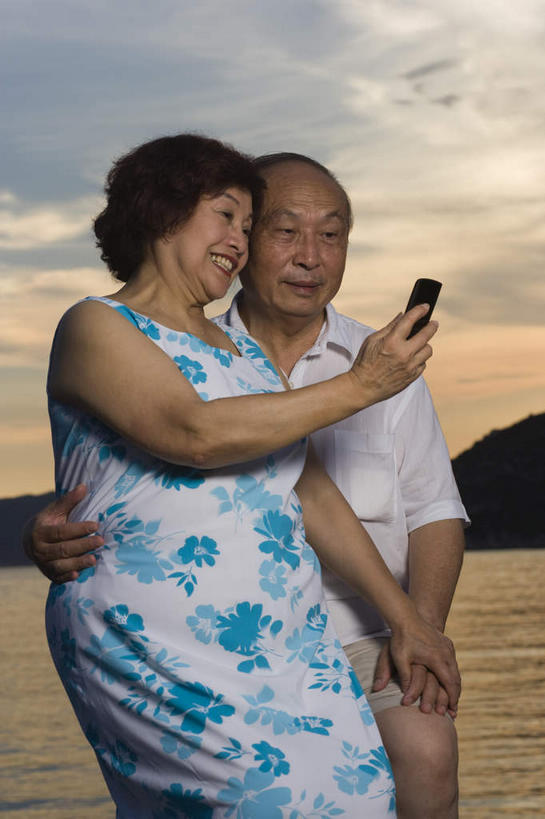 东方人,两个人,夫妻,抱,笑,打电话,微笑,露齿笑,竖图,室外,白天,正面,衬衫,裙子,爱情,海浪,海洋,日落,山,山脉,电话,手机,亚洲,握,连衣裙,浪花,山峰,晚霞,霞光,云,云朵,落日,山峦,浪漫,拿,云彩,拿着,黄种人,通讯设备,蓝色,白云,蓝天,天空,海水,黄昏,群山,天,彩霞,恩爱,握着,恋人,晴朗,抱着,靠近,搂着,凑近,聚拢,海景,挨近,接近,靠拢,夕照,交流,老年男性,老年女性,男人,男性,女人,女性,亚洲人,夫妇,情侣,大海,风浪,海,海水的波动,近岸浪,涌浪,晴空,夕阳,沟通,怀抱,搂,搂抱,通话,相抱,拥抱,半身,彩图,衬衣,伴侣,斜阳