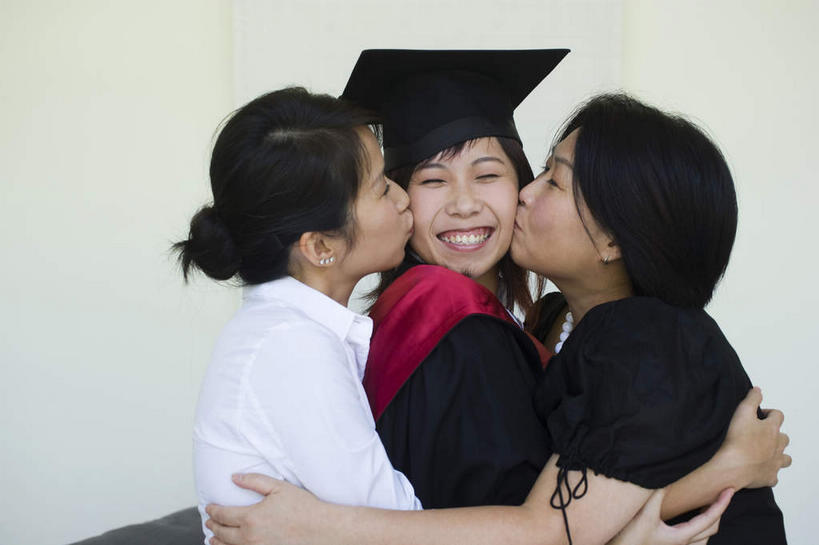 东方人,三个人,家庭,学生,抱,吻,横图,室内,白天,侧面,衬衫,亚洲,服装,黄种人,衣服,耳环,温暖,温馨,一家人,服饰,流苏,欢快,抱着,和睦,搂着,衣着,学士帽,毕业,穿着,学士服,欢喜,欢欣,欢畅,耳饰,垂布,学士袍,衣饰,年轻女性,女人,女性,亚洲人,怀抱,搂,搂抱,亲,亲吻,相抱,拥抱,半身,彩图,衬衣,高兴,欢乐,融洽