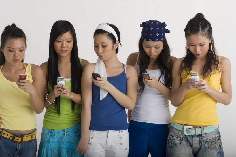 东方人,手,伙伴,朋友,站,举,打电话,横图,室内,白天,白色背景,正面,友谊,房间,电话,手机,亚洲,五个,五个人,许多,握,阴影,服装,裤子,装饰,光线,头巾,影子,墙,灯光,许多人,拿,拿着,扭头,注视,休闲装,黄种人,通讯设备,腰带,墙壁,墙面,两个,衣服,发箍,发饰,饰品,观察,回头,看,托,站着,转头,一群人,休闲,手部,休闲服,握着,摄影,服饰,影棚,头箍,观看,五双,皮带,察看,关注,发卡,配饰,裤带,交流,友情,亚洲人,沟通,举起,举手,举着,通话,向上举,向上伸,向上托,站立,半身,彩图,影棚拍摄,拍摄