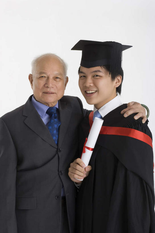 东方人,两个人,家庭,父亲,儿子,学生,站,笑,微笑,露齿笑,竖图,室内,白天,白色背景,正面,衬衫,西装,亚洲,套装,服装,正装,文凭,领带,注视,职业装,黄种人,衣服,观察,看,站着,温暖,温馨,父子,一家人,父爱,搭,摄影,服饰,流苏,影棚,观看,和睦,察看,衣着,证书,学士帽,毕业,穿着,搭着,关注,学士服,学位证,学位证书,垂布,学士袍,衣饰,老年男性,男人,男性,年轻男性,亚洲人,站立,半身,彩图,影棚拍摄,衬衣,拍摄,融洽
