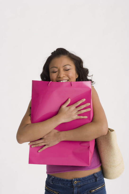 东方人,一个人,站,闭眼,笑,微笑,露齿笑,竖图,室内,白天,白色背景,正面,购物,消费,袋子,亚洲,仅一个年轻女性,仅一个女性,仅一个人,服装,包,包装袋,皮包,手提袋,购物袋,休闲装,黄种人,衣服,站着,休闲,休闲服,金融,摄影,服饰,影棚,单肩包,购买,贸易,年轻女性,女人,女性,亚洲人,闭眼睛,闭着眼,闭着眼睛,站立,半身,彩图,影棚拍摄,拍摄