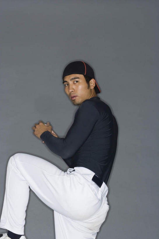 东方人,一个人,站,投,竖图,室内,白天,侧面,锻炼,运动,棒球,垒球,帽子,亚洲,仅一个男性,仅一个人,灰色背景,服装,注视,休闲装,黄种人,运动帽,球,仅一个年轻男性,衣服,观察,看,站着,休闲,休闲服,鸭舌帽,摄影,服饰,影棚,观看,察看,挥动,挥舞,关注,摆荡,体育,男人,男性,年轻男性,亚洲人,抛,扔,撒,站立,掷,半身,彩图,影棚拍摄,健身,拍摄