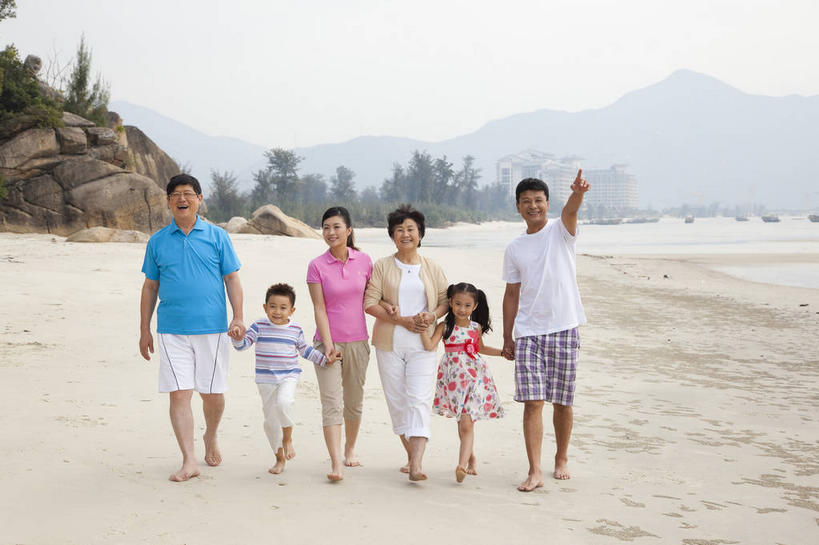 东方人,儿童,老年人,夫妻,母亲,父亲,女儿,祖母,祖父,三代同堂,走,握手,笑,微笑,露齿笑,横图,室外,白天,正面,爱情,纯洁,海浪,海洋,礁石,石头,沙滩,山,山脉,亚洲,一排,指,阴影,服装,整齐,光线,沙子,石子,影子,海岸,浪花,山峰,沙地,山峦,许多人,浪漫,注视,休闲装,黄种人,方向,祖孙三代,排列,小孩,衣服,粉色,蓝色,白色,蓝天,天空,阳光,海水,群山,天,观察,看,手势,一群人,休闲,温暖,温馨,父女,母女,休闲服,米色,恩爱,父爱,可爱,母爱,童年,童趣,恋人,服饰,晴朗,奶奶,爷爷,观看,清爽,祖孙,优雅,和睦,察看,指向,食指,队列,高贵,关注,米白色,海景,童真,烂漫,无邪,含蓄,纯净,外婆,外孙女,外祖母,外公,外祖父,外孙,万里无云,外孙子,大气,天真,老年男性,老年女性,男孩,男人,男性,年轻男性,年轻女性,女孩,女人,女性,亚洲人,孩子,年轻人,夫妇,情侣,全家福,孙女,孙子,大海,风浪,海,海水的波动,海滩,礁,近岸浪,石块,岩石,涌浪,晴空,晴空万里,步行,搀手,拉手,散步,手搀手,手拉手,手牵手,手握手,走路,彩图,全身,内敛,伴侣,融洽,男生,女生,打手势,爸爸,多代同堂,妈妈