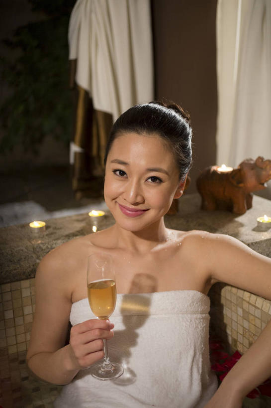 东方人,一个人,坐,笑,微笑,竖图,室内,白天,正面,建材,温泉,雾,建筑,杯子,蜡烛,亚洲,仅一个年轻女性,仅一个女性,仅一个人,撑,握,阴影,沸腾,光线,蒸汽,材料,瓷砖,纺织物,高脚杯,火焰,马赛克,影子,烛光,水蒸气,雾气,燃烧,拿,拿着,注视,黄种人,墙砖,玻璃制品,白色,阳光,酒杯,毛巾,点燃,观察,看,清洁,温暖,握着,建造,帷幕,泉水,温和,观看,保暖,气体,察看,撑着,关注,帷幔,幕布,幕帘,香槟杯,透气,防水,蒸发,帷幔布,储水,耐磨,吸水,地热,年轻女性,女人,女性,亚洲人,玻璃杯,坐着,半身,彩图,墙面砖,锦砖,马赛克瓷砖,纸皮砖