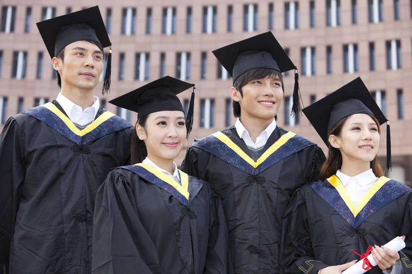 东方人,四个人,伙伴,朋友,学生,学校,教学楼,站,笑,微笑,露齿笑,横图,室外,白天,正面,友谊,亚洲,一排,握,整齐,文凭,拿,拿着,注视,黄种人,校园,排列,观察,看,站着,教室,同学,握着,流苏,观看,察看,证书,学士帽,校友,毕业,队列,关注,学士服,学位证,学位证书,同窗,学友,垂布,学士袍,友情,男人,男性,年轻男性,年轻女性,女人,女性,亚洲人,大学生,站立,半身,彩图,教学大楼