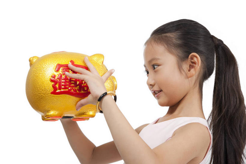 东方人,儿童,一个人,站,笑,微笑,露齿笑,横图,室内,白天,白色背景,侧面,裙子,纯洁,亚洲,仅一个女性,仅一个人,握,连衣裙,标志,文字,字符,拿,拿着,注视,黄种人,标识,一个,小孩,粉色,红色,容器,观察,看,站着,仅一个小孩,金色,汉字,储蓄罐,器皿,可爱,童年,童趣,储蓄,存钱,握着,金融,理财,摄影,影棚,经济,单个,观看,察看,资金,存钱罐,关注,中文,摄影棚,存款,流通,贸易,童真,烂漫,无邪,贮钱罐,储钱罐,扑满,国文,华文,天真,女孩,女人,女性,亚洲人,孩子,站立,半身,彩图,影棚拍摄,拍摄,女生,小猪存钱罐