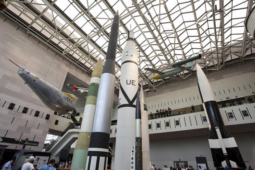 无人,博物馆,横图,室内,白天,仰视,旅游,度假,探险,神秘,卫星,航天,宇宙,科技,标志建筑,地标,建筑,美国,研究,科学,太空,交通,首都,教育,娱乐,航空,建设,自然,享受,休闲,旅游胜地,放松,探索,运输,展览,发现,人造卫星,天体,北美,北美洲,欣赏,载具,美洲,航天飞机,陈列,华盛顿特区,天文学,外太空,华盛顿哥伦比亚特区,华府,北亚美利加洲,亚美利加洲,航天器,典藏,太空穿梭机,太空梭,载人航天器,国家航空航天博物馆,美国国家航空航天博物馆,彩图,低角度拍摄,美利坚合众国