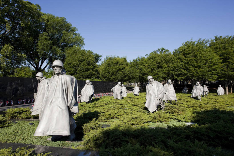 西方人,无人,公园,站,横图,室外,白天,正面,制服,旅游,度假,草地,草坪,美景,植物,城市风光,标志建筑,城市,地标,建筑,雕塑,欧洲,美国,欧洲人,阴影,艺术,装饰,光线,雕刻,雕像,影子,景观,首都,许多人,娱乐,建设,草,树,树木,衣服,蓝色,绿色,蓝天,天空,阳光,自然,工艺品,天,站着,一群人,享受,休闲,景色,放松,生长,晴朗,成长,纪念,军人,美术,北美,军装,北美洲,主题,美洲,军服,陈列,华盛顿特区,万里无云,华盛顿哥伦比亚特区,华府,功能,美学,北亚美利加洲,亚美利加洲,朝鲜战争纪念碑,朝鲜战争老兵纪念碑,男人,男性,中年男性,白种人,晴空,晴空万里,站立,彩图,全身,美利坚合众国,白色人种,高加索人种,欧罗巴人种