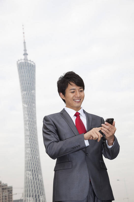 东方人,一个人,商务人士,商务男性,高楼大厦,站,笑,打电话,微笑,露齿笑,竖图,室外,白天,仰视,衬衫,度假,美景,城市风光,标志建筑,城市,大厦,地标,建筑,摩天大楼,电话,手机,广州,中国,亚洲,仅一个男性,仅一个人,握,套装,景观,领带,拿,拿着,注视,黄种人,娱乐,通讯设备,建设,仅一个年轻男性,红色,天空,天,观察,看,站着,享受,休闲,景色,放松,握着,观看,察看,象征,庄重,关注,商务装,身份,工薪阶层,东亚,广东,广东省,一部,中华人民共和国,华南地区,省会,广州市,粤,正式,地位,广州电视塔,广州塔,广州新电视塔,交流,男人,男性,年轻男性,亚洲人,白领,上班族,沟通,通话,站立,半身,彩图,低角度拍摄,衬衣,大楼,高层建筑,高楼,摩天楼,海珠,海珠区,广州海心塔,海心塔,小蛮腰