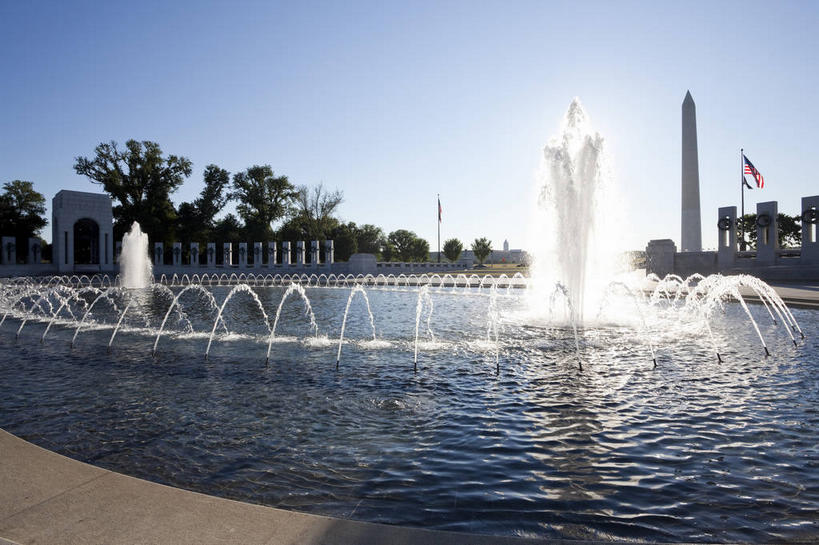 无人,横图,室外,白天,正面,旅游,度假,美景,水,植物,城市风光,标志建筑,城市,地标,建筑,喷泉,美国,阴影,飞溅,溅,光线,液体,影子,景观,水滴,首都,文化,娱乐,建设,水珠,树,树木,蓝色,绿色,蓝天,天空,阳光,自然,天,品味,享受,休闲,景色,放松,生长,晴朗,成长,北美,北美洲,喷洒,美洲,水景,华盛顿特区,万里无云,华盛顿哥伦比亚特区,华府,北亚美利加洲,亚美利加洲,美观,二战纪念碑,设计,晴空,晴空万里,彩图,美国国家二战纪念碑,美利坚合众国