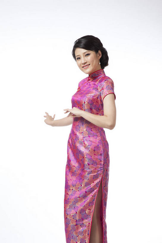 东方人,无名指,小指,一个人,站,笑,微笑,竖图,室内,白天,白色背景,侧面,民族服装,亚洲,仅一个年轻女性,仅一个女性,仅一个人,旗袍,注视,黄种人,文化,粉色,观察,看,手势,站着,摄影,影棚,观看,兰花指,察看,食指,关注,中国文化,摄影棚,君子指,年轻女性,女人,女性,亚洲人,站立,半身,彩图,影棚拍摄,传统服装,民俗服,拍摄,打手势,传统文化