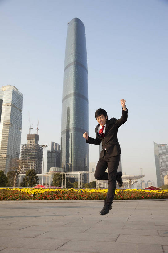 东方人,一个人,商务人士,商务男性,高楼大厦,跳,举,伸展双臂,笑,微笑,露齿笑,竖图,室外,白天,仰视,衬衫,旅游,度假,花海,花圃,植物,标志建筑,大厦,地标,建筑,摩天大楼,叶子,广州,中国,亚洲,仅一个男性,仅一个人,许多,阴影,套装,盛开,光线,影子,领带,很多,半空,花蕾,注视,黄种人,娱乐,建设,花,花瓣,花朵,花卉,鲜花,树,树木,仅一个年轻男性,黄色,红色,蓝色,绿色,蓝天,天空,阳光,自然,花丛,花束,花田,天,花苞,花蕊,观察,看,托,享受,休闲,旅游胜地,放松,生长,晴朗,成长,观看,察看,象征,庄重,关注,商务装,身份,工薪阶层,东亚,广东,广东省,万里无云,中华人民共和国,华南地区,省会,广州市,粤,正式,地位,天河,男人,男性,年轻男性,亚洲人,白领,上班族,晴空,晴空万里,敞开双臂,举起,举手,举着,伸开双臂,跳跃,向上举,向上伸,向上托,展开双肩,张开手臂,张开双臂,彩图,低角度拍摄,全身,衬衣,大楼,高层建筑,高楼,摩天楼,天河区,广州西塔,广州国际金融中心,珠江新城,珠江新城中央商务区