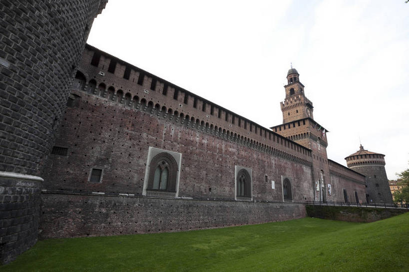 无人,家,横图,室外,白天,仰视,旅游,度假,草地,草坪,名胜古迹,植物,标志建筑,地标,建筑,意大利,欧洲,遗迹,堡垒,城堡,房屋,墙,屋子,古迹,文物,娱乐,建设,城墙,古建筑,楼房,墙壁,墙面,住宅,草,树,树木,绿色,天空,自然,天,享受,休闲,旅游胜地,放松,生长,成长,坚硬,要塞,南欧,防御,古文明,伦巴第大区,意大利共和国,伦巴第,坚固,米兰省,设防,彩图,低角度拍摄,房子,斯福尔扎城堡