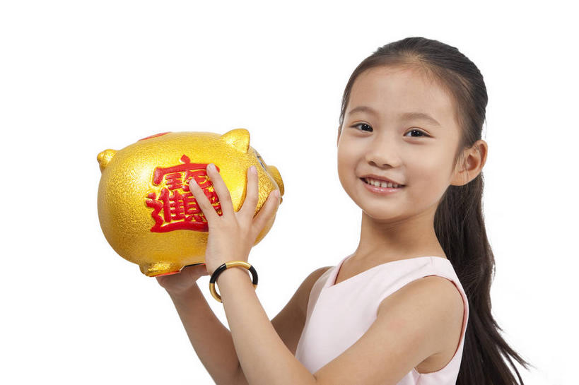 东方人,儿童,一个人,站,举,笑,微笑,露齿笑,横图,室内,白天,白色背景,侧面,纯洁,金属制品,亚洲,仅一个女性,仅一个人,握,服装,金属,背心,拿,拿着,扭头,注视,黄种人,装饰品,一个,小孩,衣服,粉色,黄色,红色,黑色,容器,饰品,手链,首饰,观察,看,托,站着,转头,仅一个小孩,储蓄罐,器皿,可爱,童年,童趣,储蓄,存钱,握着,金融,理财,摄影,服饰,手镯,影棚,经济,单个,观看,察看,马尾辫,衣着,资金,存钱罐,穿着,关注,摄影棚,存款,镯子,流通,贸易,童真,烂漫,无邪,贮钱罐,储钱罐,扑满,衣饰,天真,女孩,女人,女性,亚洲人,孩子,长发,直发,举起,举手,举着,向上举,向上伸,向上托,站立,半身,彩图,影棚拍摄,拍摄,女生,小猪存钱罐