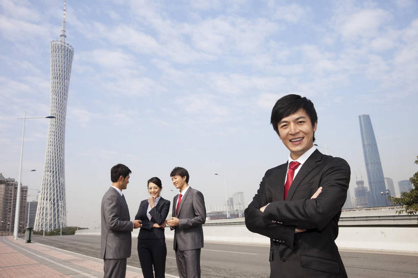 东方人,四个人,同事,商务人士,商务男性,商务女性,高楼大厦,站,笑,双手交叉,微笑,露齿笑,横图,室外,白天,仰视,衬衫,成功,合作,团队,集体,信心,大厦,道路,建筑,路,摩天大楼,公路,广州,中国,亚洲,阴影,套装,光线,影子,云,云朵,领带,交通,云彩,注视,黄种人,队伍,相视,红色,蓝色,白云,蓝天,天空,阳光,天,观察,看,站着,面对面,晴朗,观看,对视,察看,领导,双手抱胸,互视,象征,庄重,成就,关注,相对,商务装,身份,合伙,领袖,工薪阶层,东亚,广东,广东省,相看,中华人民共和国,华南地区,省会,广州市,粤,正式,地位,广州电视塔,广州塔,广州新电视塔,男人,男性,年轻男性,年轻女性,女人,女性,亚洲人,白领,上班族,晴空,马路,站立,半身,彩图,低角度拍摄,衬衣,大楼,高层建筑,高楼,摩天楼,海珠,海珠区,广州海心塔,海心塔,小蛮腰