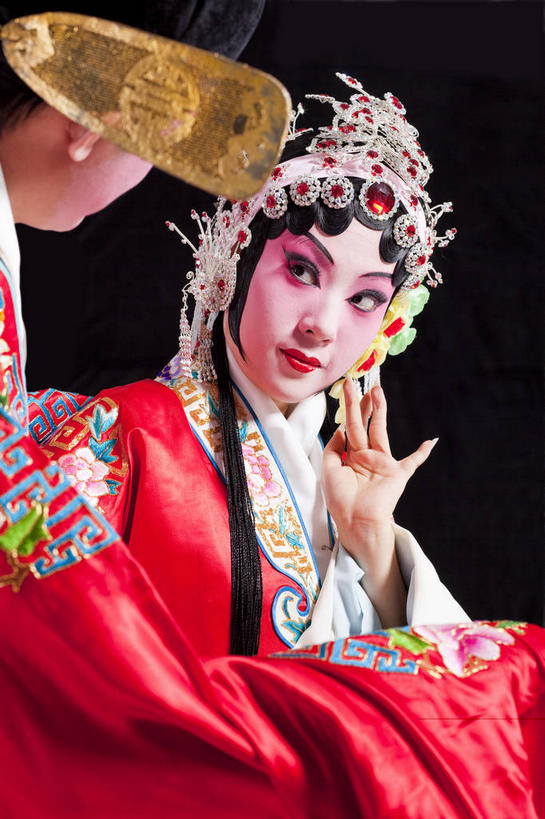 东方人,无名指,小指,两个人,伙伴,朋友,演员,站,竖图,室内,白天,正面,民族服装,化妆,友谊,合作,团队,亚洲,表演,黑色背景,服装,装饰,头饰,扭头,注视,黄种人,文化,扮演,衣服,红色,彩妆,发饰,饰品,观察,看,手势,站着,转头,战略,摄影,服饰,影棚,观看,兰花指,华丽,修饰,点缀,察看,生,演出,衣着,食指,穿着,关注,中国文化,摄影棚,戏剧,表演服,演出服,京剧,配饰,戏曲,国粹,花旦,皮黄,联合,合谋,衬托,美观,雅致,雅观,衣饰,道具服,君子指,配合,协作,男人,男性,年轻男性,年轻女性,女人,女性,亚洲人,站立,半身,彩图,影棚拍摄,传统服装,民俗服,拍摄,京剧服饰,国剧,京戏,平剧,中国戏曲,旦角,打手势,传统文化,舞台妆,旦,京剧演员,角色,小生