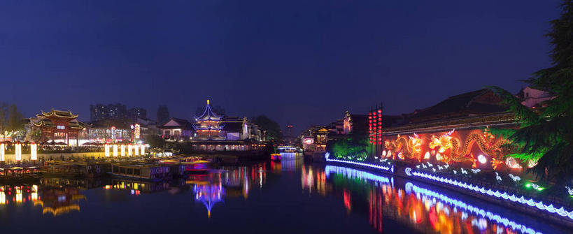 无人,家,横图,彩色,室外,夜晚,正面,旅游,度假,河流,名胜古迹,水,植物,标志建筑,地标,建筑,霓虹灯,南京,中国,亚洲,阴影,波纹,遗迹,光线,影子,房屋,屋子,河水,水流,灯光,七彩,涟漪,古迹,文物,娱乐,光源,建设,古建筑,江苏,楼房,霓虹,住宅,灯,树,树木,蓝色,绿色,倒影,蓝天,水纹,天空,自然,波浪,天,享受,休闲,旅游胜地,放松,生长,成长,秦淮河,倒映,照明设备,古文明,东亚,江苏省,南京市,中华人民共和国,华东地区,苏,省会,水晕,氖灯,反照,石头城,彩图,房子,龙藏浦