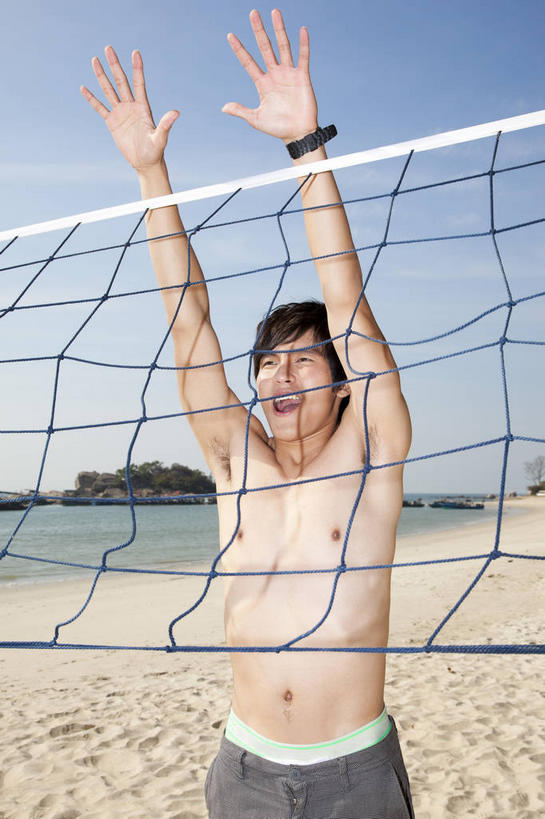 东方人,一个人,举,竖图,室外,白天,正面,锻炼,旅游,度假,运动,排球,海浪,海洋,沙滩,亚洲,仅一个男性,仅一个人,阴影,光线,排球网,沙子,影子,海岸,浪花,球网,排球装备,沙地,沙滩排球,注视,黄种人,娱乐,运动器械,裸露,仅一个年轻男性,蓝色,蓝天,天空,阳光,海水,天,观察,看,托,享受,休闲,健身器械,放松,晴朗,观看,察看,关注,室外运动,裸,健身器材,户外运动,海景,沙排,万里无云,排球球网,排球运动,男人,男性,年轻男性,亚洲人,大海,风浪,海,海水的波动,海滩,近岸浪,涌浪,晴空,晴空万里,举起,举手,举着,向上举,向上伸,向上托,半身,彩图,健身,运动器材