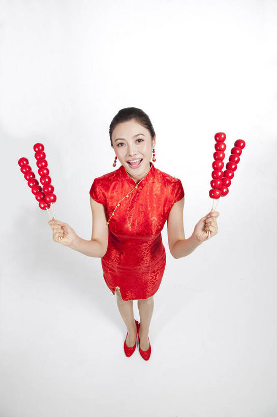 点心,东方人,一个人,站,笑,微笑,露齿笑,竖图,俯视,室内,白天,民族服装,亚洲,仅一个年轻女性,仅一个女性,仅一个人,握,灰色背景,旗袍,节日,庆祝,甜点,四根,拿,拿着,注视,黄种人,文化,小吃,装饰品,红色,耳环,饰品,首饰,山楂,观察,看,站着,庆典,中式,握着,摄影,影棚,观看,纪念,糖葫芦,察看,关注,中国文化,摄影棚,冰糖葫芦,糖球,耳饰,年轻女性,女人,女性,亚洲人,抬头,仰头,站立,彩图,高角度拍摄,全身,影棚拍摄,传统服装,民俗服,拍摄,传统文化
