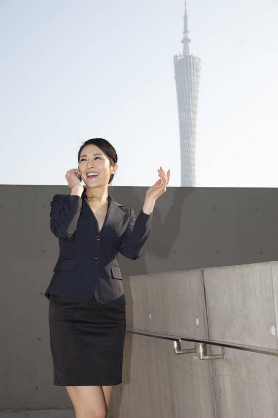 东方人,一个人,商务人士,商务女性,高楼大厦,站,笑,说,打电话,微笑,露齿笑,竖图,室外,白天,正面,裙子,度假,讨论,美景,城市风光,标志建筑,城市,大厦,地标,建筑,摩天大楼,电话,手机,广州,中国,亚洲,仅一个年轻女性,仅一个女性,仅一个人,握,阴影,套装,光线,影子,景观,拿,拿着,注视,黄种人,娱乐,通讯设备,建设,蓝色,黑色,蓝天,天空,阳光,天,观察,看,站着,享受,休闲,景色,放松,握着,短裙,晴朗,观看,半身裙,察看,关注,商务装,工薪阶层,东亚,广东,广东省,万里无云,一部,中华人民共和国,华南地区,省会,广州市,粤,广州电视塔,广州塔,广州新电视塔,交流,年轻女性,女人,女性,亚洲人,白领,上班族,晴空,晴空万里,沟通,讲话,交谈,商讨,说话,谈话,通话,站立,半身,彩图,大楼,高层建筑,高楼,摩天楼,海珠,海珠区,广州海心塔,海心塔,小蛮腰