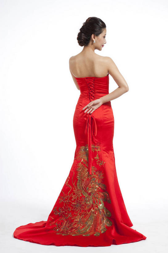 东方人,一个人,站,竖图,室内,白天,白色背景,民族服装,刺绣,春节,亚洲,仅一个年轻女性,仅一个女性,仅一个人,旗袍,节日,庆祝,艺术,手工艺品,扭头,注视,黄种人,文化,背面,红色,黑色,工艺品,观察,看,站着,转头,庆典,搭,摄影,影棚,观看,纪念,绣,盘发,察看,高雅,搭着,关注,中国文化,摄影棚,自信心,品位,年轻女性,女人,女性,亚洲人,长发,直发,站立,彩图,全身,影棚拍摄,传统服装,民俗服,拍摄,女红,针绣,针黹,黹,传统文化