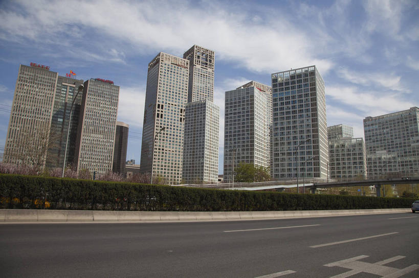 无人,高楼大厦,横图,室外,白天,仰视,度假,美景,植物,城市风光,标志建筑,城市,大厦,道路,地标,建筑,路,摩天大楼,公路,北京,中国,亚洲,阴影,光线,影子,景观,云,云朵,建筑群,分界线,停车线,交通,首都,云彩,娱乐,建设,树,树木,蓝色,绿色,白云,蓝天,天空,阳光,自然,天,享受,休闲,景色,放松,生长,晴朗,成长,车行道,车行道分界线,标线,东亚,车行线,中华人民共和国,北京市,京,北平,华北地区,朝阳区,晴空,马路,彩图,低角度拍摄,大楼,高层建筑,高楼,摩天楼,北京CBD,北京商务中心区,中国北京大北窑,北京建外SOHO,建外SOHO