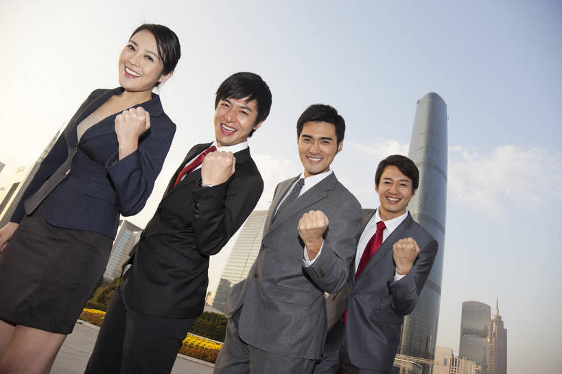 东方人,四个人,同事,商务人士,商务男性,商务女性,高楼大厦,站,笑,微笑,露齿笑,横图,室外,白天,仰视,衬衫,度假,成功,合作,团队,集体,信心,美景,植物,城市风光,标志建筑,城市,大厦,地标,建筑,摩天大楼,广州,中国,亚洲,一排,握,阴影,套装,整齐,光线,影子,景观,云,云朵,领带,云彩,注视,黄种人,娱乐,鼓励,建设,队伍,树,树木,排列,红色,蓝色,绿色,白云,蓝天,天空,阳光,自然,天,观察,加油,看,手势,握拳,站着,享受,休闲,景色,放松,打气,握着,生长,晴朗,成长,观看,察看,领导,象征,庄重,成就,队列,关注,鼓舞,商务装,身份,合伙,领袖,工薪阶层,东亚,广东,广东省,中华人民共和国,华南地区,省会,广州市,粤,正式,地位,天河,男人,男性,年轻男性,年轻女性,女人,女性,亚洲人,白领,上班族,晴空,站立,半身,彩图,低角度拍摄,衬衣,大楼,高层建筑,高楼,摩天楼,打手势,天河区,广州西塔,广州国际金融中心,珠江新城,珠江新城中央商务区
