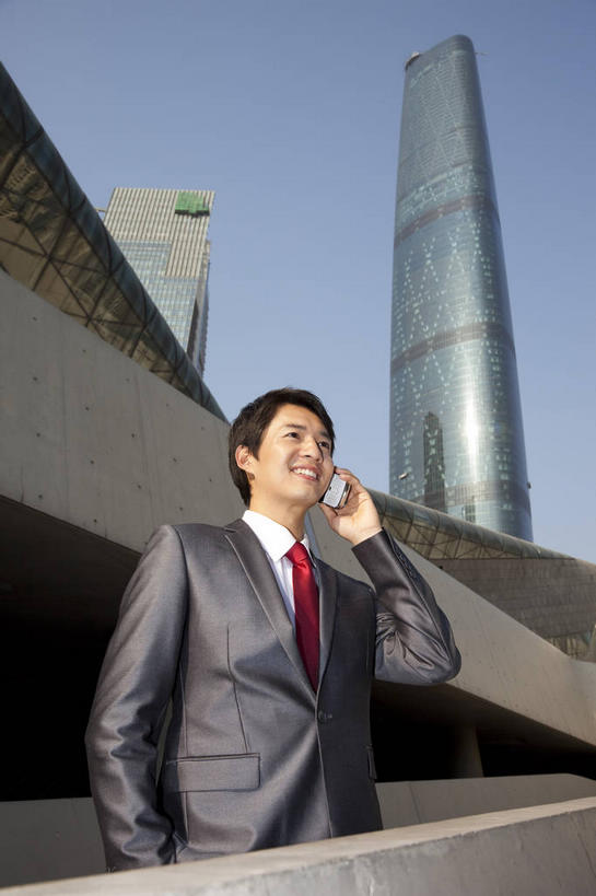 东方人,一个人,商务人士,商务男性,高楼大厦,站,笑,打电话,微笑,露齿笑,竖图,室外,白天,仰视,衬衫,度假,美景,城市风光,标志建筑,城市,大厦,地标,建筑,摩天大楼,电话,手机,广州,中国,亚洲,仅一个男性,仅一个人,握,阴影,套装,光线,影子,景观,领带,拿,拿着,注视,黄种人,娱乐,通讯设备,建设,仅一个年轻男性,红色,蓝色,蓝天,天空,阳光,天,观察,看,站着,享受,休闲,景色,放松,握着,晴朗,观看,察看,象征,庄重,关注,商务装,身份,工薪阶层,东亚,广东,广东省,万里无云,一部,中华人民共和国,华南地区,省会,广州市,粤,正式,地位,天河,交流,男人,男性,年轻男性,亚洲人,白领,上班族,晴空,晴空万里,沟通,通话,站立,半身,彩图,低角度拍摄,衬衣,大楼,高层建筑,高楼,摩天楼,天河区,广州西塔,广州国际金融中心,珠江新城,珠江新城中央商务区