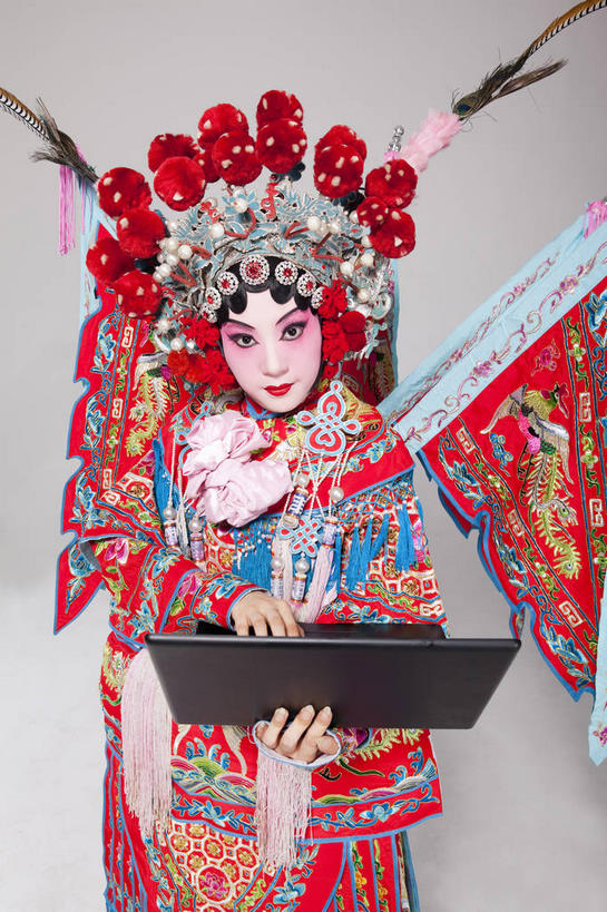 东方人,一个人,演员,站,竖图,室内,白天,正面,民族服装,化妆,电脑,笔记本电脑,亚洲,仅一个年轻女性,仅一个女性,仅一个人,表演,敲打,握,灰色背景,服装,装饰,网络,头饰,拿,拿着,注视,黄种人,文化,输入,通讯设备,扮演,衣服,红色,彩妆,发饰,饰品,打字,观察,看,站着,握着,摄影,服饰,影棚,观看,点击,华丽,修饰,一台,敲击,点缀,察看,无线,演出,衣着,穿着,关注,中国文化,摄影棚,戏剧,通信设备,无线网络,表演服,演出服,无线上网,便携式电脑,京剧,配饰,戏曲,国粹,皮黄,衬托,美观,雅致,雅观,衣饰,道具服,按键,手提电脑,年轻女性,女人,女性,亚洲人,站立,半身,彩图,影棚拍摄,传统服装,民俗服,拍摄,京剧服饰,国剧,京戏,平剧,中国戏曲,旦角,传统文化,舞台妆,旦,刀马旦,京剧演员,武旦,角色