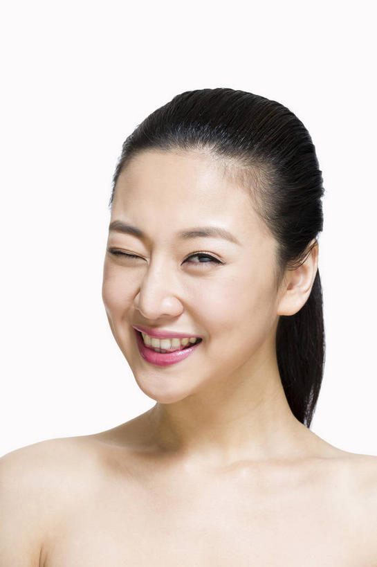 东方人,脸,头,脸颊,一个人,笑,微笑,露齿笑,竖图,室内,特写,白天,白色背景,正面,化妆,美容,亚洲,仅一个年轻女性,仅一个女性,仅一个人,护肤,注视,黄种人,裸露,黑色,观察,看,保养,享受,休闲,眯眼,放松,眯,眨眼睛,保健,摄影,影棚,观看,察看,马尾辫,眨眼,关注,摄影棚,裸,养颜,年轻女性,女人,女性,亚洲人,头部,长发,直发,脸部,脸蛋,面部,半身,彩图,影棚拍摄,拍摄