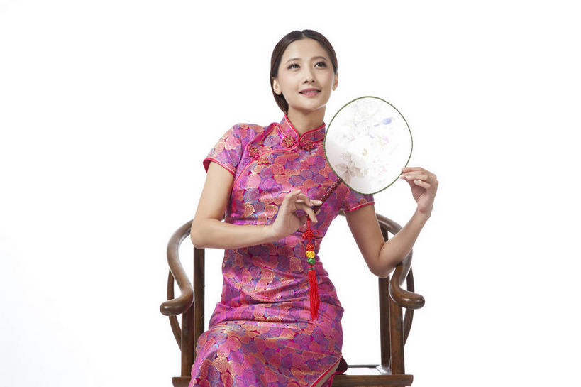 东方人,一个人,坐,笑,微笑,横图,室内,白天,白色背景,正面,民族服装,椅子,亚洲,仅一个年轻女性,仅一个女性,仅一个人,一把,握,旗袍,扇子,木椅,清凉,拿,拿着,注视,黄种人,凉爽,文化,粉色,观察,看,握着,摄影,影棚,观看,察看,关注,中国文化,摄影棚,年轻女性,女人,女性,亚洲人,坐着,半身,彩图,影棚拍摄,传统服装,民俗服,拍摄,宫扇,纨扇,圆扇,传统文化